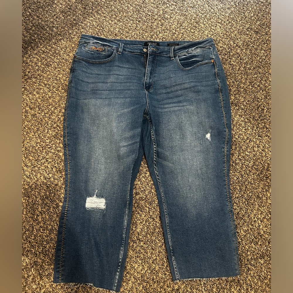 Judy Blue boyfriend capri with knee hole